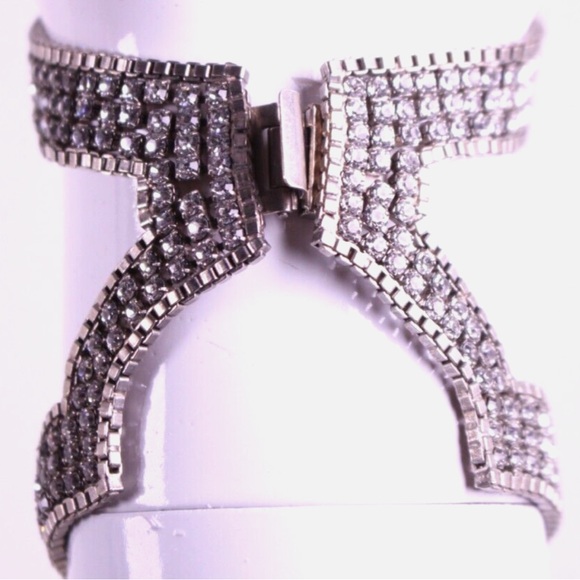 LIONETTE MARSALIS RHINESTONE HAND CHAIN WRIST CLASP - Picture 2 of 10